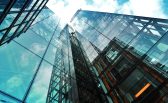 Façade en verre de gratte-ciel moderne contre ciel.